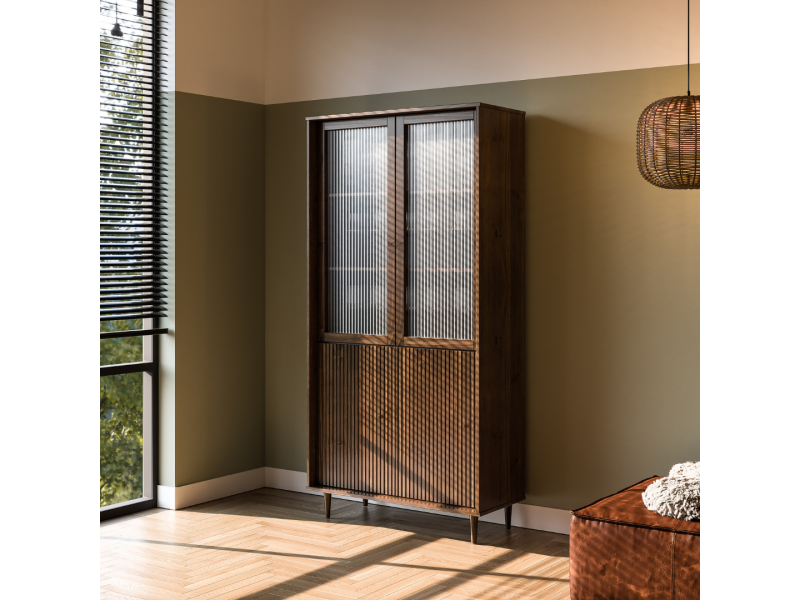 Cristaleira Feita em Madeira Maciça com o acabamento na cor castanho amadeirado. Duas portas com vidro canelado e duas em madeira | Coleção Jazz